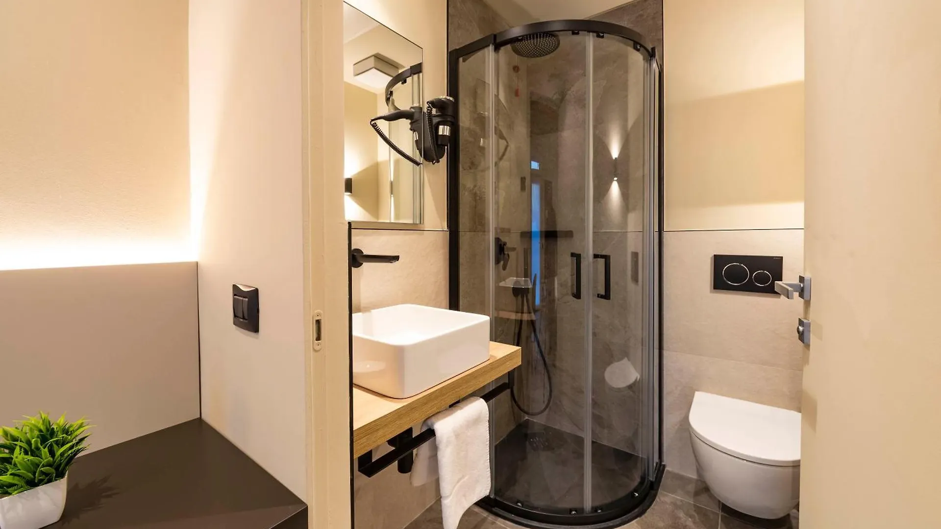 Pensionat Italianflat - Verona'S River, Free Parking For Car & Bike, Nature, Relax